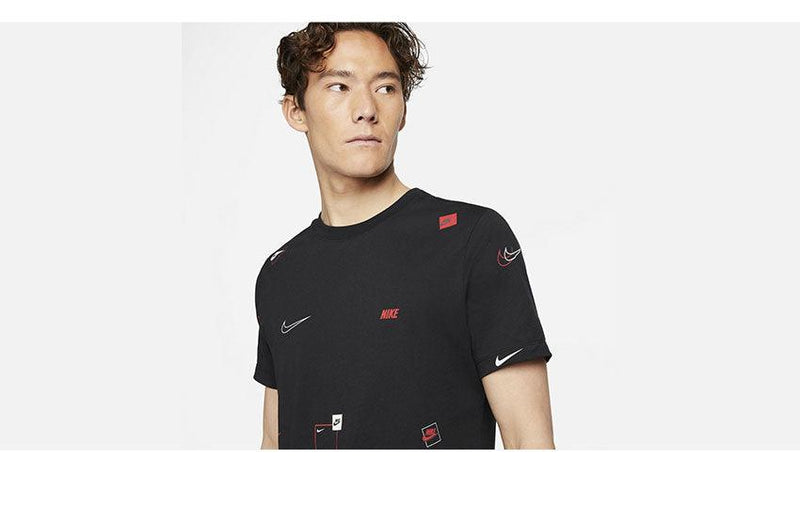 NSW 12 MO ロゴ AOP DN5247 半袖Tシャツ ブラック 黒 1カラー