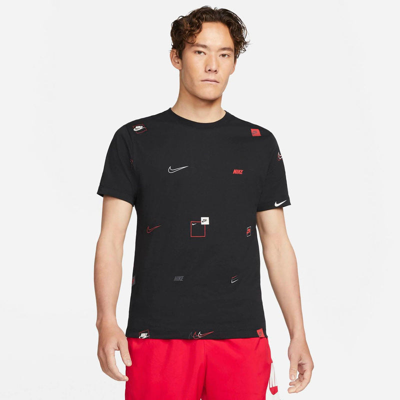NSW 12 MO ロゴ AOP DN5247 半袖Tシャツ ブラック 黒 1カラー